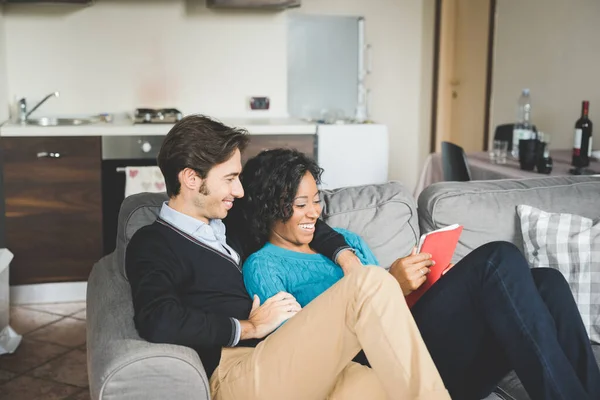 Multiethnisches Paar Sitzt Mit Tablet Hause Auf Der Couch — Stockfoto