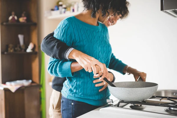 Multiethnisch Romantisches Paar Kocht Zusammen — Stockfoto