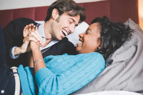 Multiétnica Feliz Pareja Divirtiéndose Riendo Acostado Cama — Foto de Stock