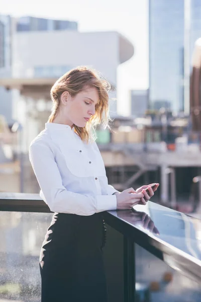 Junge Blonde Geschäftsfrau Nutzt Smartphone Freien — Stockfoto