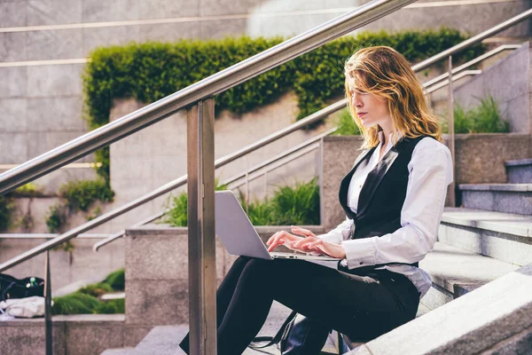 若いですブロンドCuciasianビジネス女性ワーキングコンピュータ座って屋外 — ストック写真