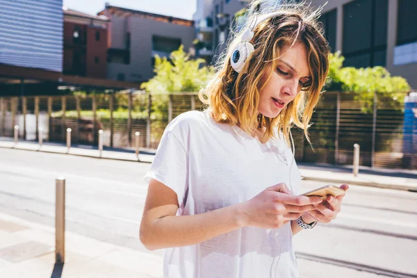 Young Caucasian Blonde Woman Outdoor Listening Music Holding Smartphone — Stock Photo, Image