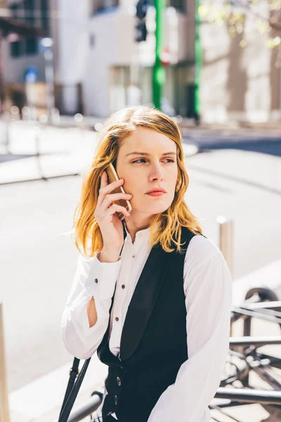 Jovem Loira Caucasiana Empresária Falando Smartphone Livre — Fotografia de Stock