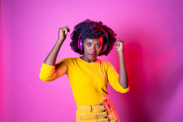 Jong Zwart Vrouw Luisteren Muziek Dansen Geïsoleerde Achtergrond — Stockfoto