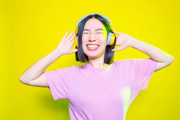 Jeune Asiatique Femme Écoute Musique Rire Isolé Fond — Photo