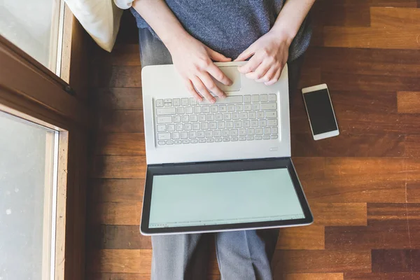 Top Uitzicht Jonge Vrouw Millennial Met Behulp Van Computer — Stockfoto