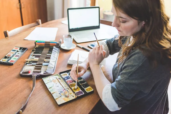 Joven Ilustrador Caucásico Mujer Pincel Inmersión Utilizando Computadora —  Fotos de Stock