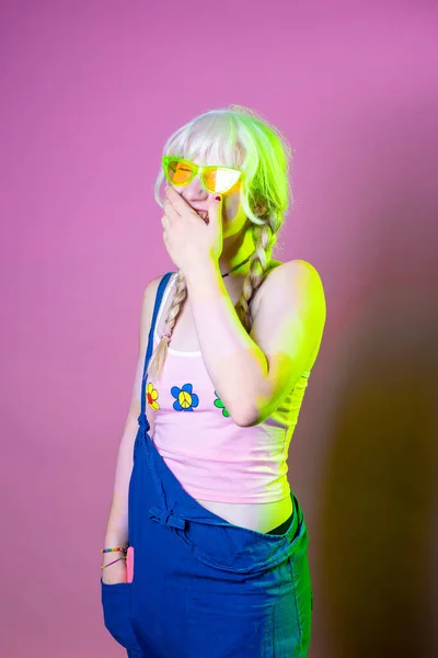 Jong Kaukasisch Blond Vrouw Lachen Indoor Geïsoleerde Achtergrond — Stockfoto