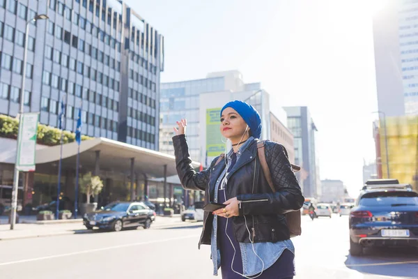 Mujer Joven Árabe Usando Autostop Aire Libre Hijab —  Fotos de Stock