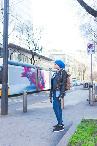 Arabo Giovane Donna Indossare Hijab All Aperto — Foto Stock