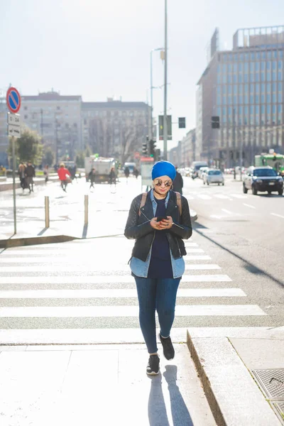 Arabska Młoda Kobieta Nosi Hidżab Pomocą Smartfona — Zdjęcie stockowe