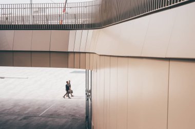 Yürüyen ve sohbet eden iki işadamının mimari görüşü