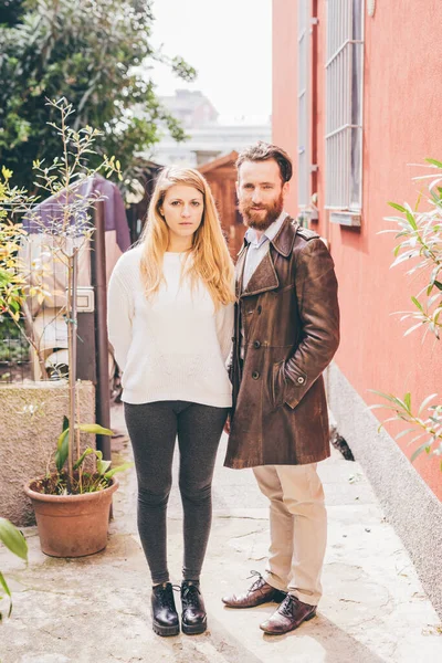 Pareja Jóvenes Amantes Posando Fuera Nuevo Hogar — Foto de Stock