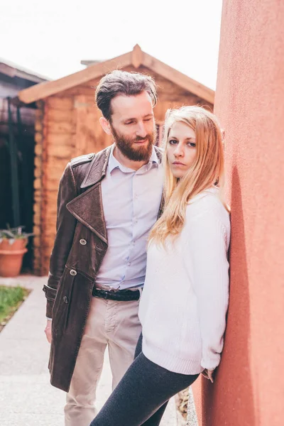 Casal Jovem Heterossexual Homem Mulher Posando Livre — Fotografia de Stock