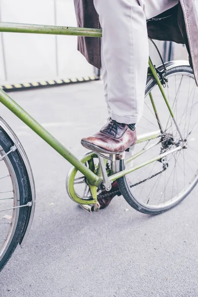 Männerfuß Aus Nächster Nähe Auf Dem Fahrradpedal Start Fahrt Konzept — Stockfoto