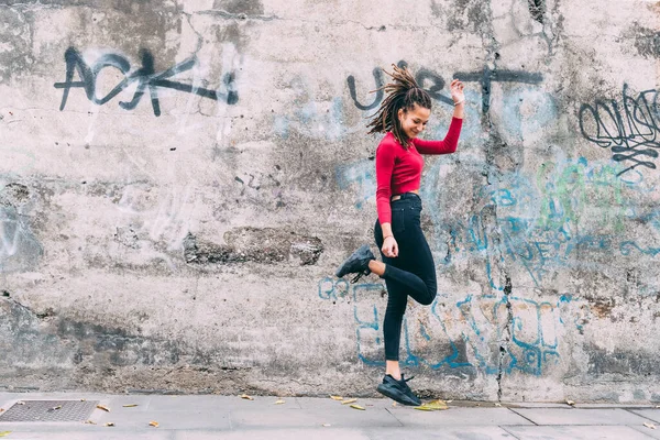 Mujer Joven Aire Libre Saltando Bailando — Foto de Stock
