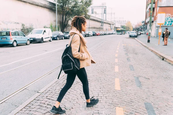 Ung Kvinna Utomhus Promenader Över Gatan — Stockfoto