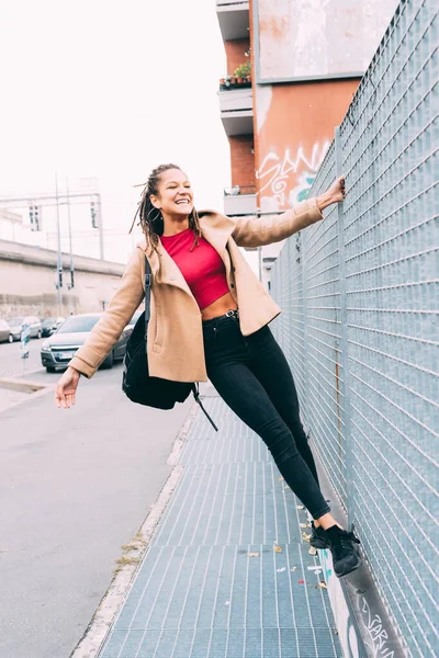 Young Woman Outdoors Having Smiling Laughing — Stock Photo, Image