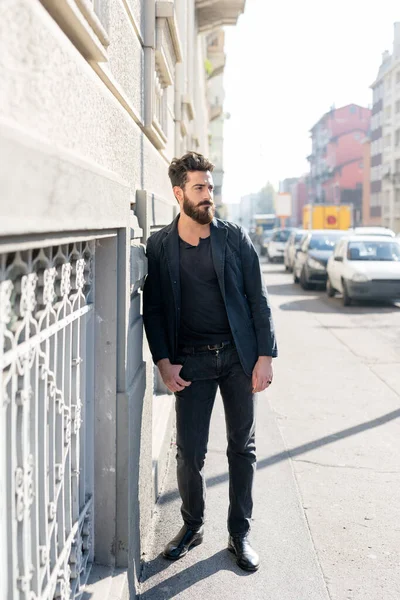 Young Man Bearded Posing Outdoor Serious — Stock Photo, Image