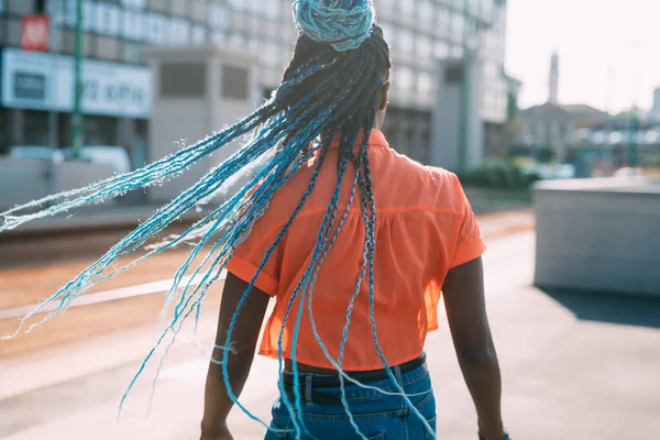 Vista Trasera Irreconocible Bblack Mujer Con Trenza Azul Pelo Aire — Foto de Stock