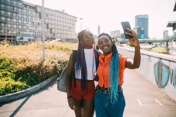 Due Giovani Sorelle Che Camminano All Aperto Scattando Selfie Utilizzando — Foto Stock