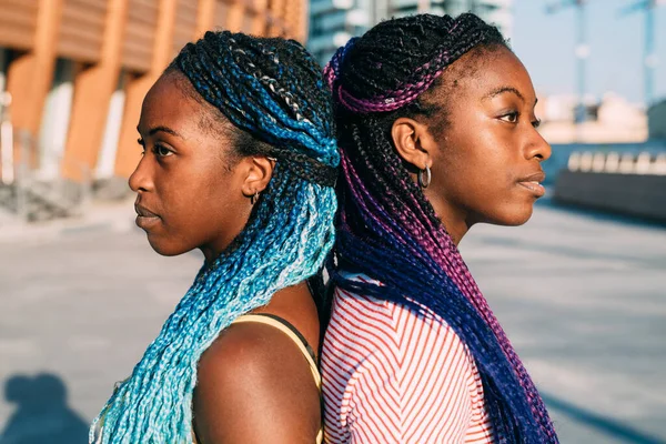Dos Jóvenes Hermanas Negras Posando Espalda Con Espalda —  Fotos de Stock
