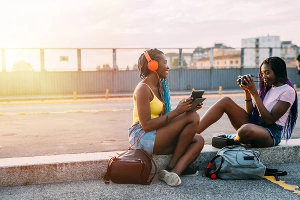 Twee Jonge Zwarte Vrouwen Buiten Met Behulp Van Camera Opname — Stockfoto