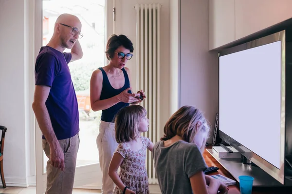 Boldog Család Együtt Otthon Videojátékoznak — Stock Fotó