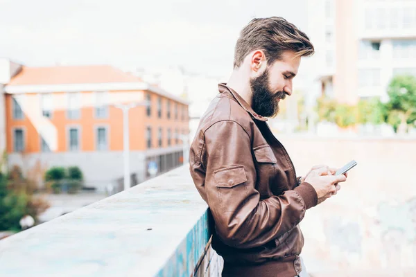 Jovem Bonito Barbudo Homem Usando Smartphone Compras Online — Fotografia de Stock