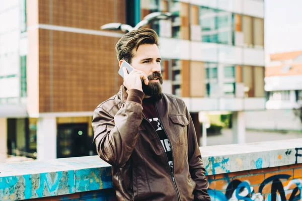 Joven Barbudo Hombre Hablando Teléfono Inteligente Serio —  Fotos de Stock