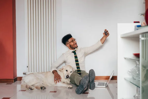 Pengusaha Muda Berkulit Hitam Sedang Berfoto Selfie Dengan Anjingnya Rumah — Stok Foto