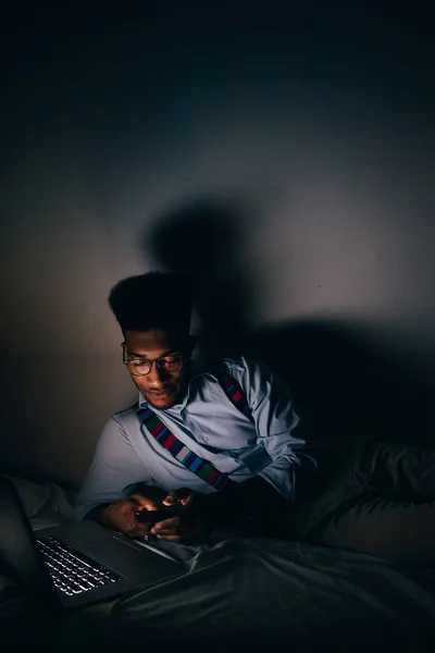 Νεαρός Άνδρας Ξύπνιος Νύχτα Χρησιμοποιώντας Τηλεχειριστήριο Υπολογιστή Κάνοντας Υπερωρίες — Φωτογραφία Αρχείου