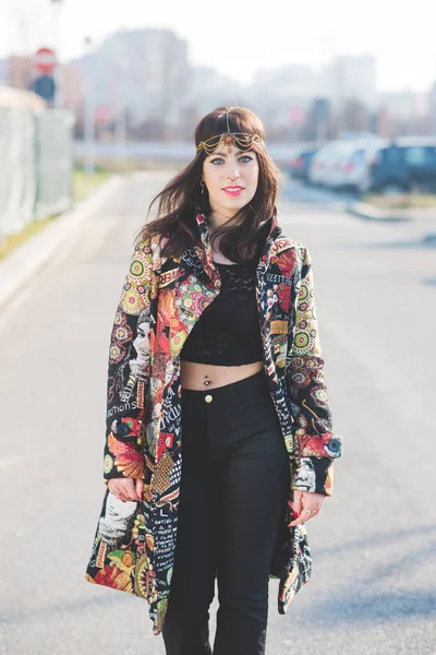 若い美しい女性が外の街を歩いて笑顔 — ストック写真