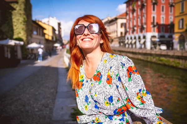 Portret Jong Volwassen Vrouw Poseren Outdoor Lachen — Stockfoto