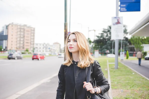 Jonge Blonde Vrouw Wandelen Outdoor Zelfverzekerd Sereen — Stockfoto