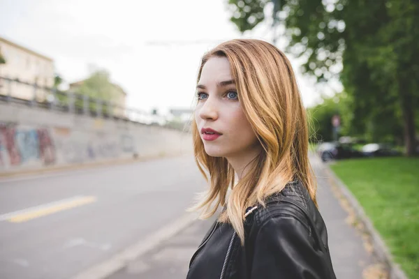 Portret Jonge Blonde Vrouw Poseren Outdoor Zelfverzekerd Serene — Stockfoto