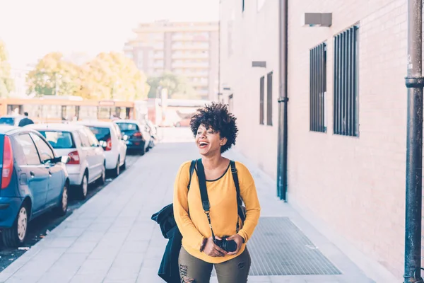 Wanita Berambut Keriting Muda Afro Berjalan Luar Tertawa — Stok Foto