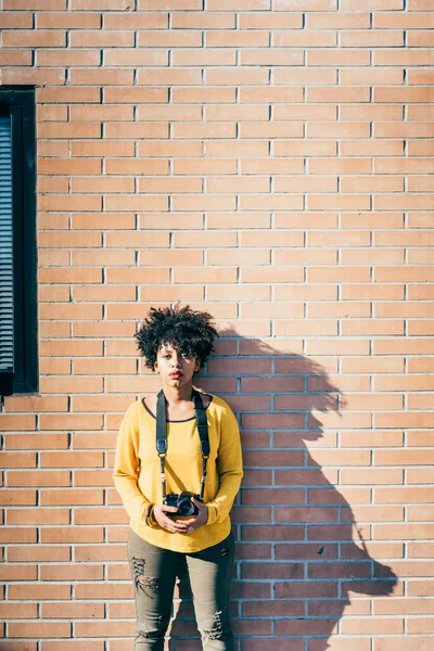 Giovane Capelli Ricci Afro Donna Posa All Aperto Ridendo — Foto Stock