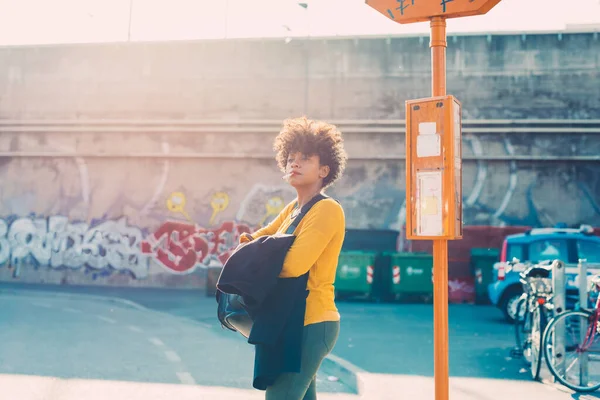 Joven Mujer Afro Viajero Sentado Parada Autobús Esperando Fumar Cigarrillo —  Fotos de Stock