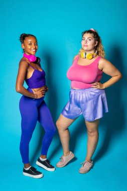 Farklı vücut şekillerine sahip farklı kadınlar arka planda izole edilmiş.