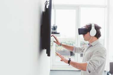 Genç işadamı tablet 3D görüntüleyici kullanıyor