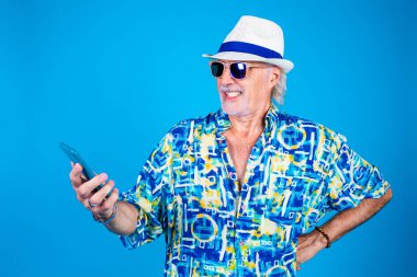 Olgun adam, akıllı telefonu hayal kırıklığına uğratarak izole edilmiş arka plan