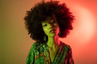 Genç, güzel, etnik çeşitliliğe sahip bir kadının portresi.