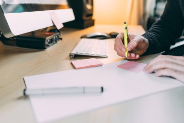 Masaya not alan adamı kapat.