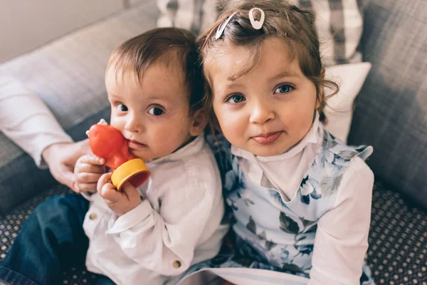 Brother Sister Toddler Hugging Home Bonding — ストック写真