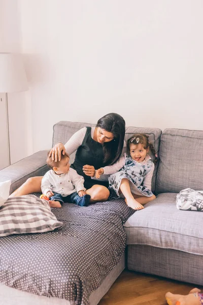 Mum Two Kids Toddler Playing Home Sitting Couch — ストック写真