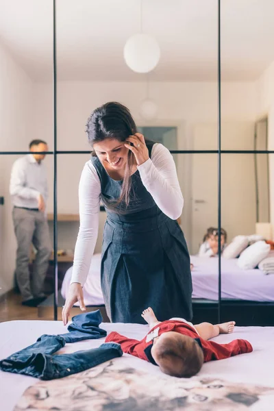 Anne Yeni Doğmuş Erkek Çocuğu Evde Yatak Odasında Giydirir — Stok fotoğraf