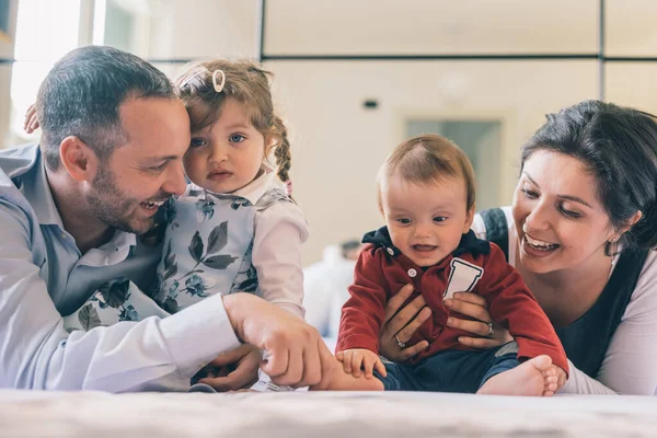 Evde Birlikte Oynayan Iki Çocuklu Mutlu Bir Aile — Stok fotoğraf