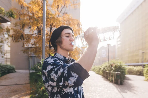 Joven Adolescente Hombre Aire Libre Agua Potable Botella Plástico — Foto de Stock