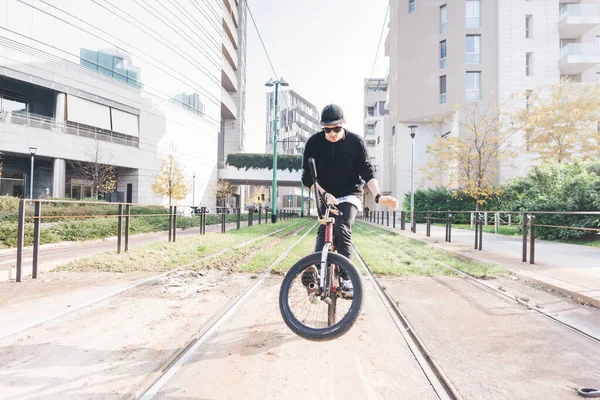 Junger Mann Aus Dem Mittleren Osten Springt Bmx — Stockfoto